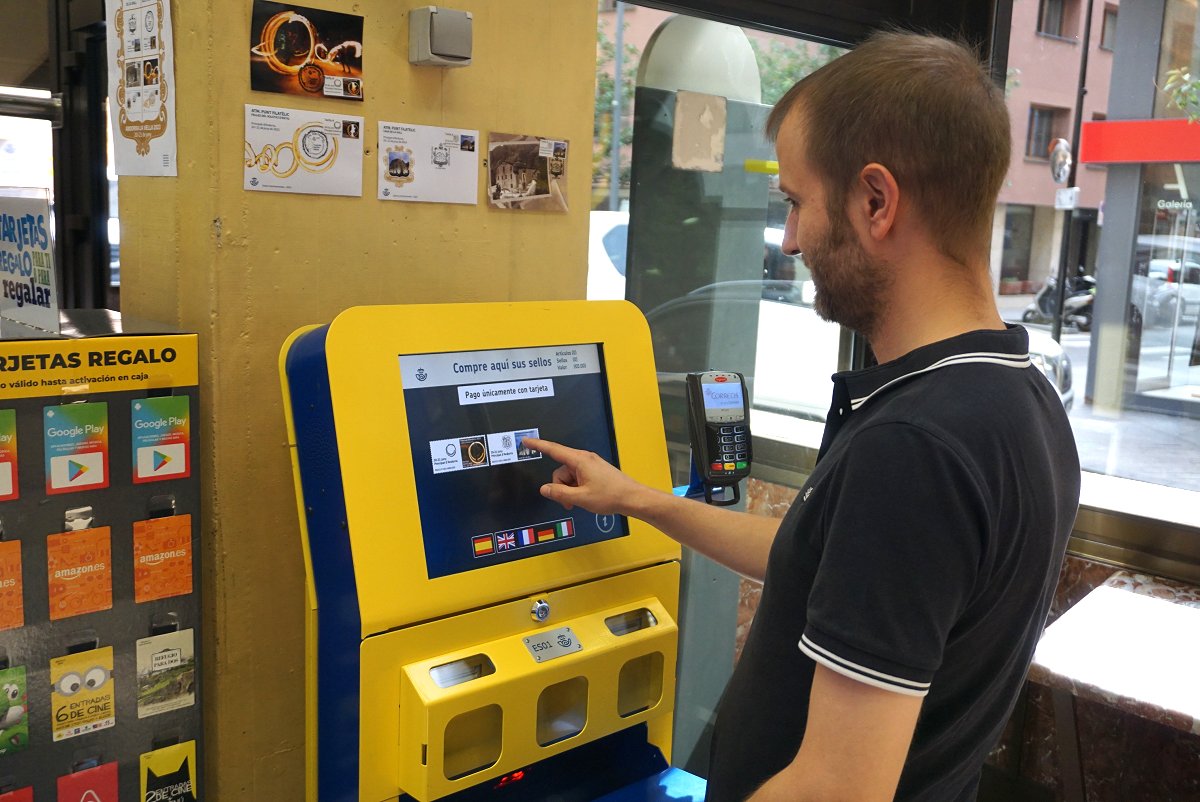 El quiosco IAR (Intelligent AR) en la oficina principal de Correos en Andorra la Vella