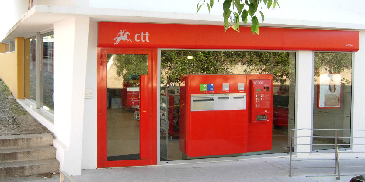 CTT - Correios de Portugal post office at Rossio, Évora, with the Newvision kiosk